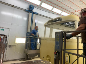 VIDEO: V Brně zachraňují historický trolejbus, obohatí sbírku retro vozů. Pracovníci ho nyní lakují