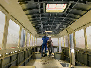 VIDEO: V Brně zachraňují historický trolejbus, obohatí sbírku retro vozů. Pracovníci ho nyní lakují