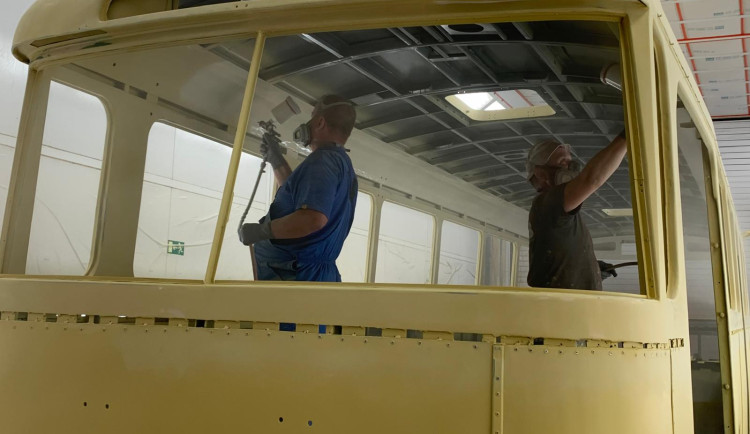 VIDEO: V Brně zachraňují historický trolejbus, obohatí sbírku retro vozů. Pracovníci ho nyní lakují