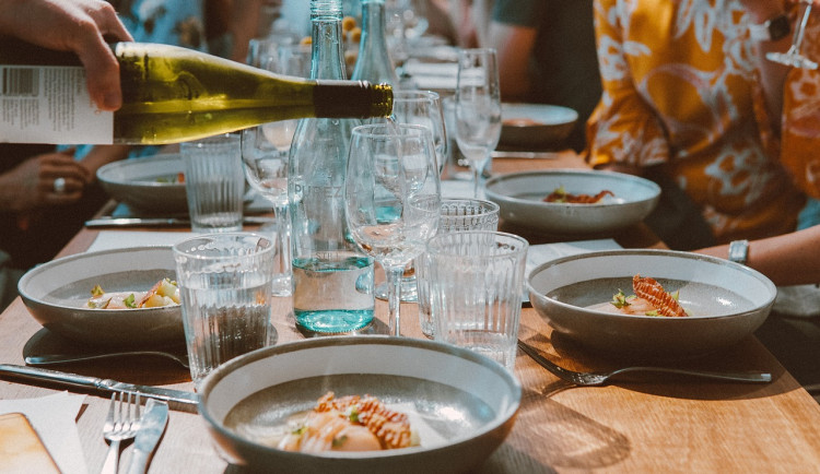 Restaurace zdražují, důvodem jsou drahé náklady, nedostatek personálu i klesající počet hostů