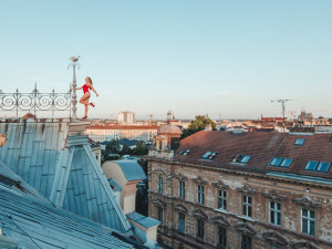 Fotka polonahé ženy na střeše bez jištění pobouřila internet. Jde nám o adrenalin, shodují se autorky