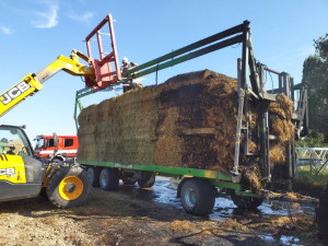 Na Znojemsku hořel traktor. Plameny pohltily i přívěs naložený slámou