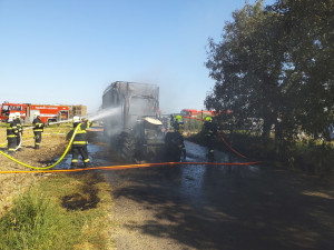 Na Znojemsku hořel traktor. Plameny pohltily i přívěs naložený slámou