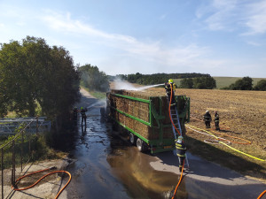 Na Znojemsku hořel traktor. Plameny pohltily i přívěs naložený slámou