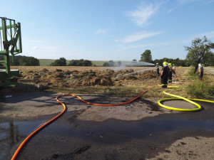 Na Znojemsku hořel traktor. Plameny pohltily i přívěs naložený slámou