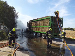 Na Znojemsku hořel traktor. Plameny pohltily i přívěs naložený slámou