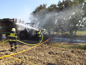 Na Znojemsku hořel traktor. Plameny pohltily i přívěs naložený slámou
