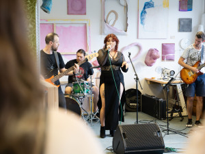 Brněnské kapely Kumbalu a The Outroverts vystoupily v prostoru zkušeben a ateliérů ZET9 v Líšni