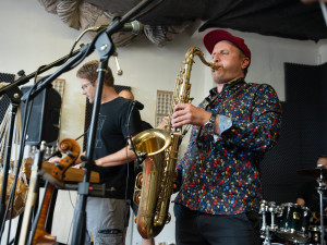 Brněnské kapely Kumbalu a The Outroverts vystoupily v prostoru zkušeben a ateliérů ZET9 v Líšni