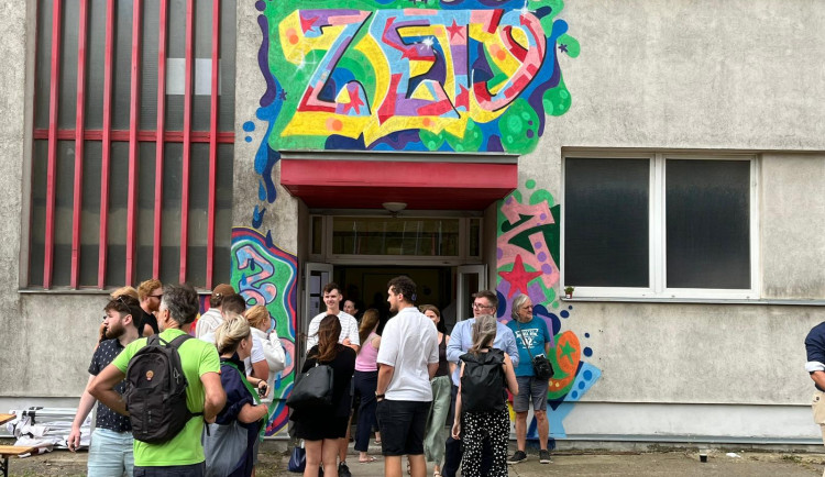 Brněnské kapely Kumbalu a The Outroverts vystoupily před zkušebnami a ateliéry ZET9 v Líšni