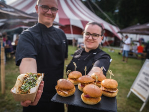 Herecké hvězdy pod šapitó. Užijte si konec prázdnin s Týdnem kultury na Valašsku