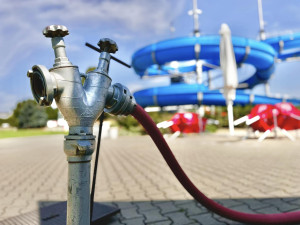 Lidé v Hustopečích si nové koupaliště užijí až na konci prázdnin. Rekonstrukce se protáhla