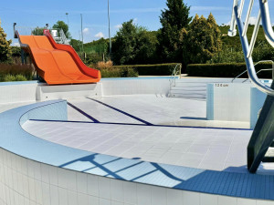 Lidé v Hustopečích si nové koupaliště užijí až na konci prázdnin. Rekonstrukce se protáhla