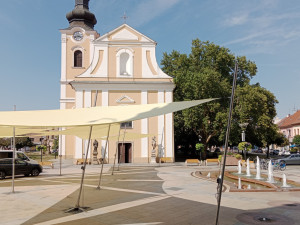 Stínicí plachty v Hodoníně mají lidem ulevit od slunce. Dočasná stavba město stála přes dva miliony korun