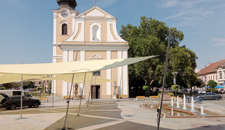 Stínící plachty v Hodoníně mají lidem ulevit od slunce. Dočasná stavba město stála přes dva miliony korun