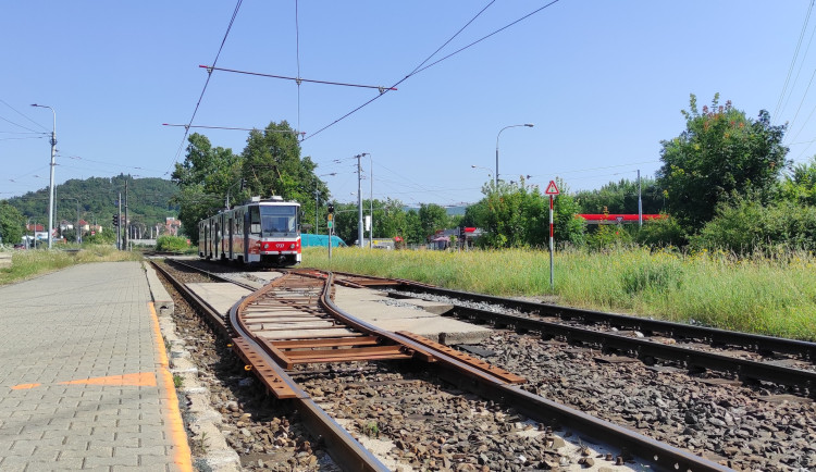 Brněnský dopravní podnik v těchto dnech kontroluje, zda se kolejnice nekroutí horkem