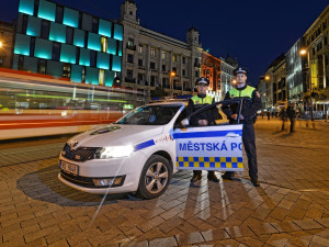 Mladík vyběhl z baru v Brně bez placení přímo do náručí strážníků. Nakonec zaplatil útratu i pokutu