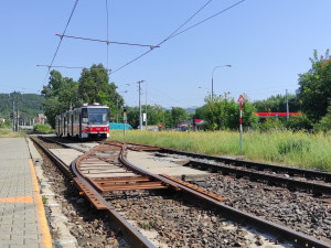 Brněnský dopravní podnik v těchto dnech kontroluje, zda se kolejnice nekroutí horkem