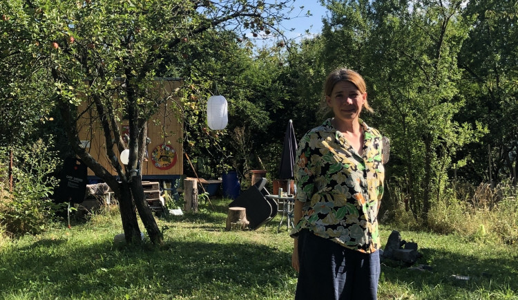 Šití je terapeutická činnost. Na internetu se však objevuje spousta chybných rad, říká zakladatelka sdílené šicí dílny v Brně