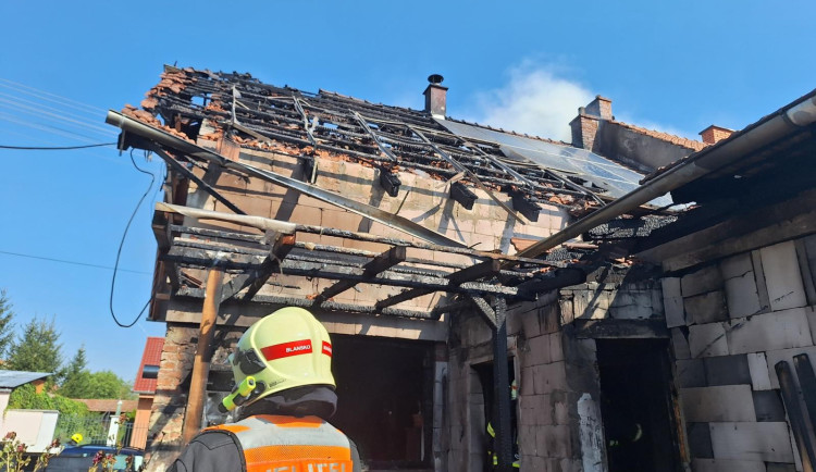 Požár zničil dům na Blanensku. Vzplála baterie fotovoltaiky