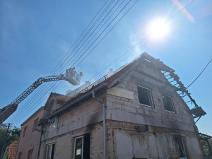 Požár zničil dům na Blanensku. Vzplála baterie fotovoltaiky