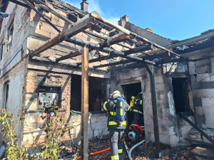 Požár zničil dům na Blanensku. Vzplála baterie fotovoltaiky