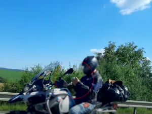 VIDEO: Motorkář se řítil vysokou rychlostí po dálnici, v obou rukách držel mobil