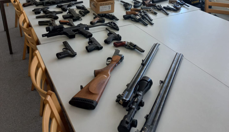 Noční střelba vyděsila vesnici. Policie u našla u muže devatenáct zbraní, náboje i tlumiče
