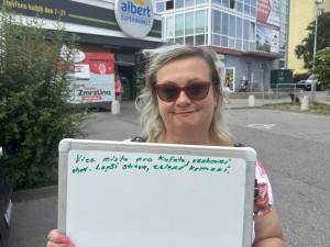 Do Brna přijela Albertova Krutokára. Obránci zvířat lidem ukazují otřesné podmínky chovu kuřat