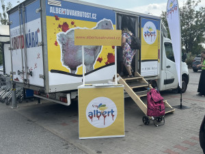 Do Brna přijela Albertova Krutokára. Obránci zvířat lidem ukazují otřesné podmínky chovu kuřat