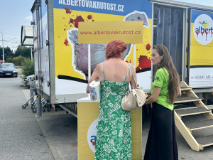 Do Brna přijela Albertova Krutokára. Obránci zvířat lidem ukazují otřesné podmínky chovu kuřat