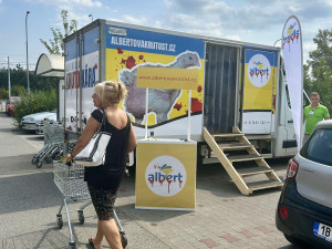 Do Brna přijela Albertova Krutokára. Obránci zvířat lidem ukazují otřesné podmínky chovu kuřat