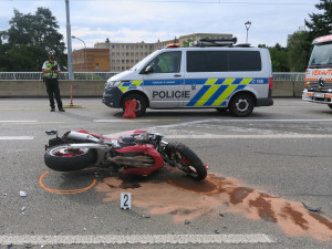 O prázdninách policisté řešili na jižní Moravě téměř osm set nehod. Dvanáct lidí na silnicích zemřelo