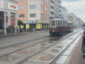 Tramvaje v Brně jezdí už 155 let. Významné jubileum lidem připomněly historické vozy a koncerty