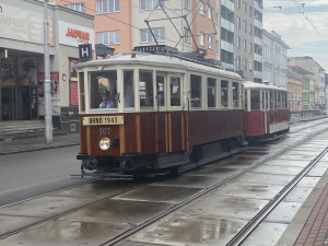 Tramvaje v Brně jezdí už 155 let. Významné jubileum lidem připomněly historické vozy a koncerty