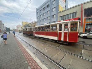 Tramvaje v Brně jezdí už 155 let. Významné jubileum lidem připomněly historické vozy a koncerty