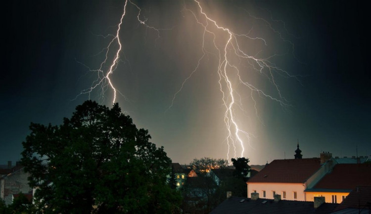 Stachy na Šumavě zasáhla velmi intenzivní bouřka, silné srážky hrozí i na dalších místech