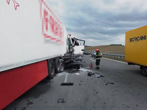 Nehoda dvou kamionů uzavřela dálnici D1 u Brna. Jeden z nich převážel desítky tisíc litrů nafty