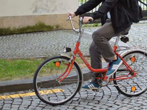 Opilý cyklista spadl na chodník a těžce se zranil. Nadýchal skoro čtyři promile
