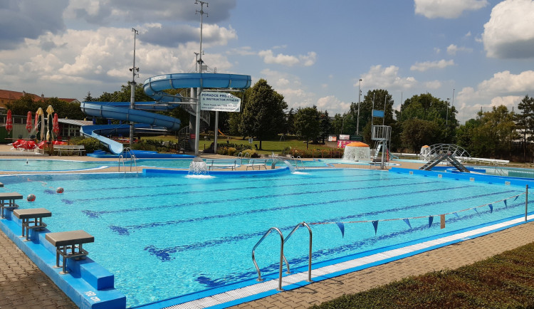 V Hustopečích otevřeli zrekonstruované koupaliště. Opravy stály 28 milionů