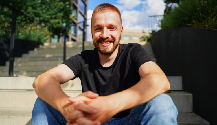 Komik na svých stand-upech griluje diváky. Videa z jeho vystoupení mají miliony zhlédnutí