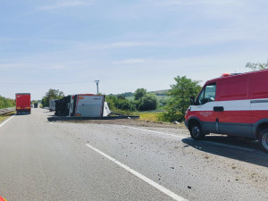 Provoz na dálnici přerušil převrácený náklaďák s návěsem. Policie odklonila dopravu