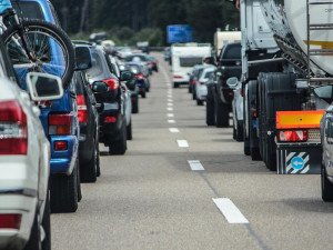 Při hromadné nehodě pěti aut na dálnici u Brna se zranili čtyři lidé. Tvořila se několikakilometrová kolona