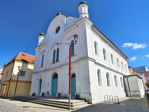 Břeclav pokračuje v rekonstrukci židovských památek. Po obřadní síni opraví také střechu synagogy