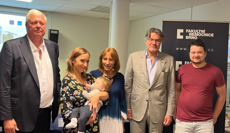 Rodina malého Olivera je vděčná českému lékaři Martinu Smrčkovu (vlevo) a švýcarskému Lékaři Karlu Schallerovi (druhý zprava)