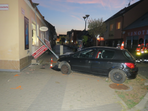 Řidič vyjel mimo silnici, srazil cyklistku a zastavil se až o sloup veřejného osvětlení