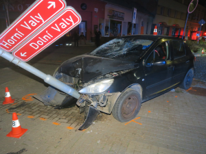 Řidič vyjel mimo silnici, srazil cyklistku a zastavil se až o sloup veřejného osvětlení