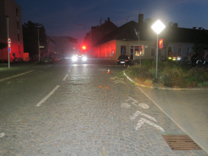 Řidič vyjel mimo silnici, srazil cyklistku a zastavil se až o sloup veřejného osvětlení