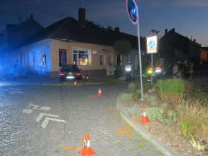 Řidič vyjel mimo silnici, srazil cyklistku a zastavil se až o sloup veřejného osvětlení