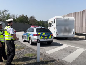 VIDEO: Policisté si o víkendu na jihu Moravy posvítí na řidiče. Dohlédnou na bezpečný návrat z prázdnin